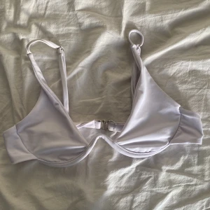 bikini överdel - Vit bikini överdel i storlek s. Säljer för 50kr + frakt💕💕