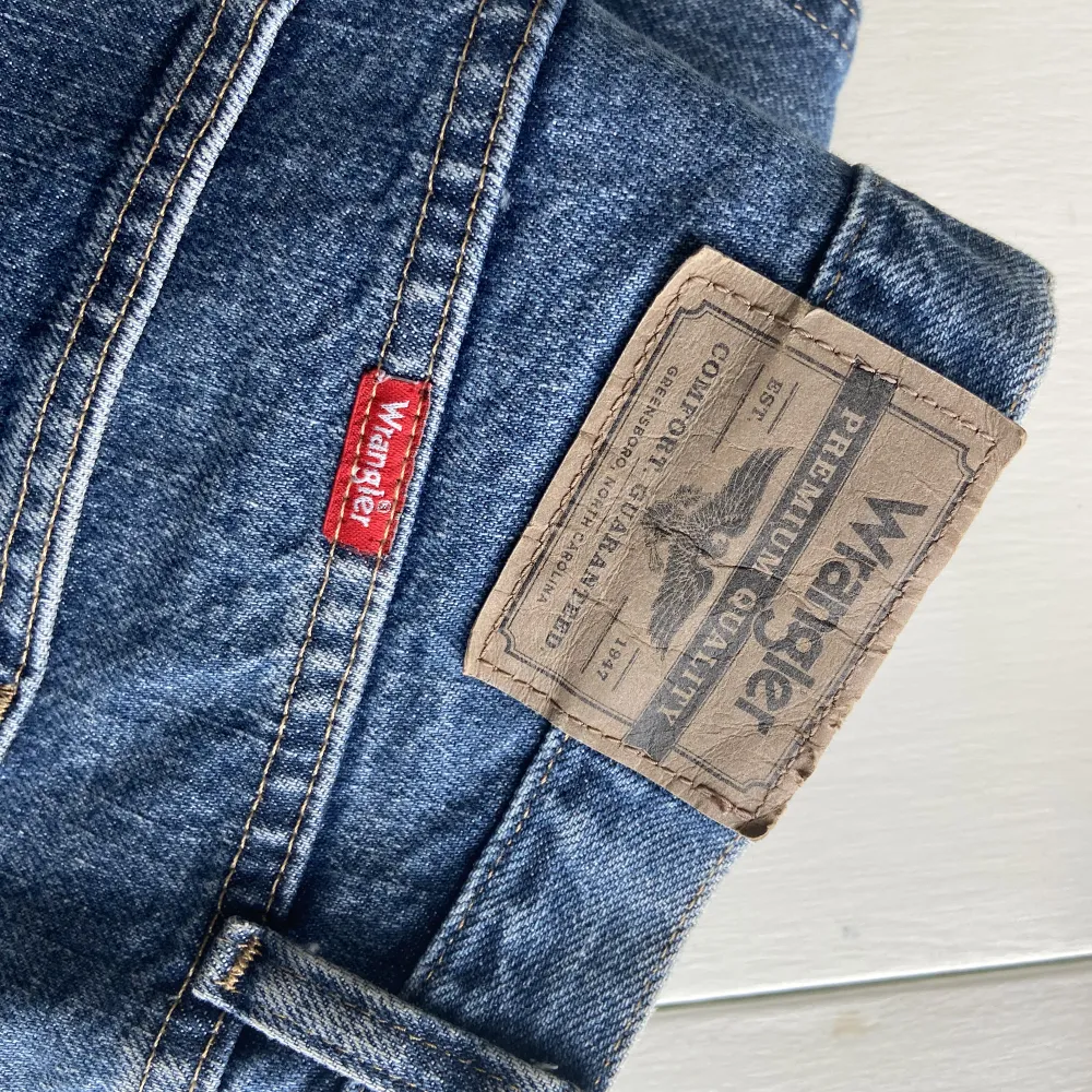 Endast provade Wrangler jeans, väldigt snygg tvätt och supersköna! Skulle säga att storleken är lite mindre än vad som står i jeansen. Köpare står för frakt😊. Jeans & Byxor.