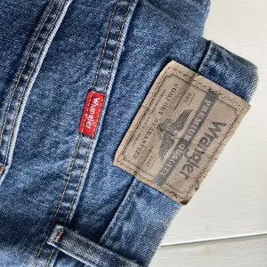 Endast provade Wrangler jeans, väldigt snygg tvätt och supersköna! Skulle säga att storleken är lite mindre än vad som står i jeansen. Köpare står för frakt😊