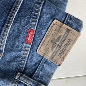 Wrangler jeans - Endast provade Wrangler jeans, väldigt snygg tvätt och supersköna! Skulle säga att storleken är lite mindre än vad som står i jeansen. Köpare står för frakt😊