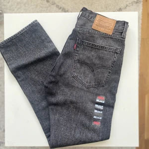 Levi’s 551 Z™ Authentic Straight Jeans (NYSKICK) - Ett par Levis 551 Z i NYSKICK i en urtvättad svart nyans. Mer åt det gråa hållet. Helt Oanvända med lappar på. 30W x 32L Innerbenslängd är 77,5cm och midjemått är 39,5cm