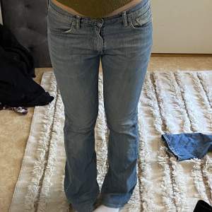 Jag säljer ett par skit snygga jeans som jag köpt second hand. De är från Levis och är i gott skick, säljer då jag behöver rensa garderoben. Jag är 176 cm och de är perfekta i längden och lagom lågmidjade! 🥳😍 vid många bud blir det högsta budet! 