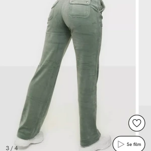 Juicy byxor - säljer dessa jätte fina juicybyxor i strl xs ljusgrön! Knappt andvända, jätte bra skick! Skriv för fler frågor! Nypris 1000!