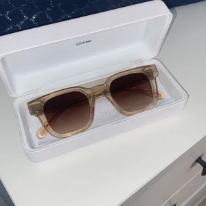 chimi - säljer mina chimi solglasögon i 04 ecru. Inga tecken på användning, som nya.