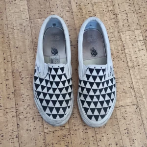 Vans slip-ons - Ett par vans x sns som har mönstret av plattan inne i centralen. 