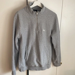 Stussy tröja - Säljer min gråa stussy tröja. Bra condition