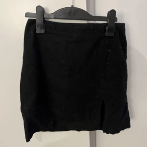 Kjol med slits - En söt minikjol med slits.. super snygg men använder inte längre!! 