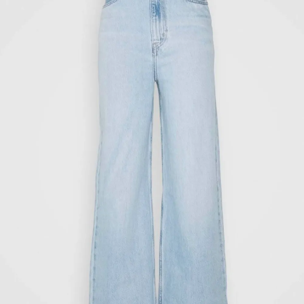 Byxor använda fåtal gånger, modell high loose flare, storlek 27 31 dock uppsydda så att de passar mig som är 1,64 lång.. Jeans & Byxor.