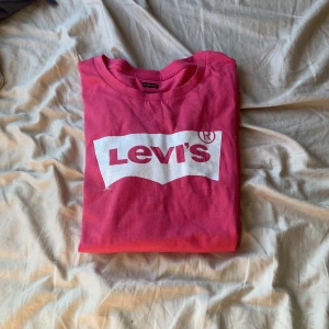 Levis t-Shirt  - T-Shirt från Levis säljer för den är förlusten på mig som har xs-s så skulle säga att den har xxs/164 