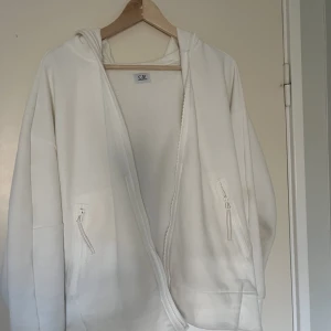 C.P Company Diagonal Raised Fleece Zipped Goggle Hoodie - Tröjan är i gott skick, använd max 5 gånger, inga fläckar eller liknande.  Säljer då jag inte gillade modellen  Byten är aktuella