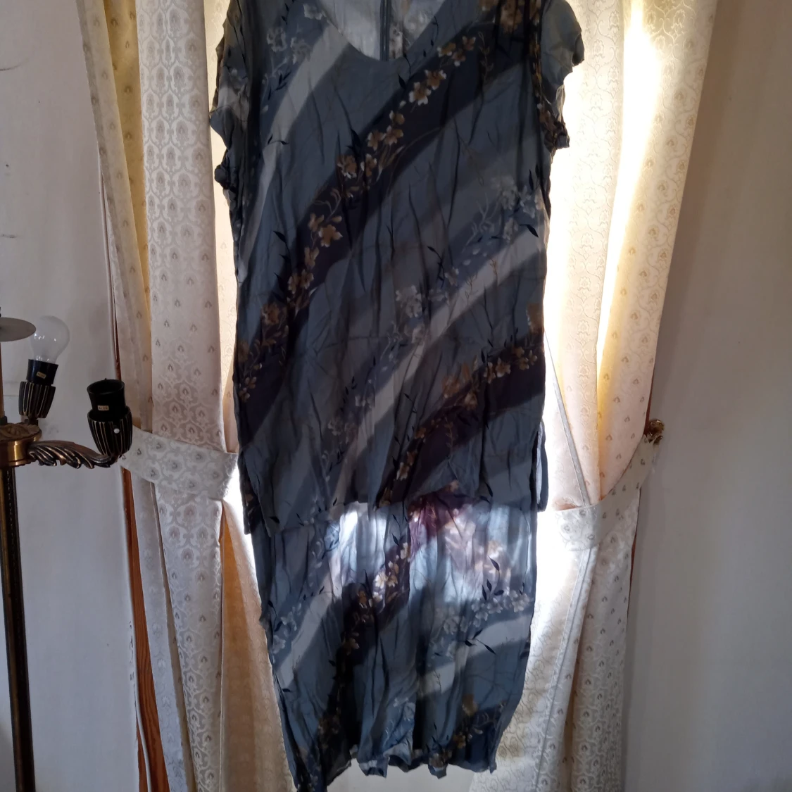 Mönstrad klänning stl 50 /52 med dragkedja bak .