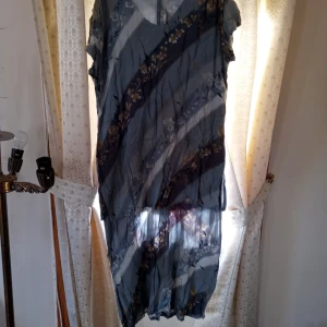 Mönstrad klänning stl 50 /52 med dragkedja bak . - Fin mönstrad klänning stl 50 /52 med dragkedja bak .Inget slitage finnes .hämtas i Skene alt skickas .