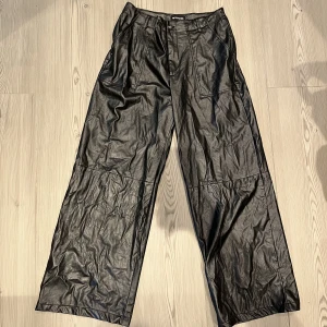 Prettylittlething - Skinnbyxor från prettylittlething i strl M. Väldigt breda. Köpta för 650