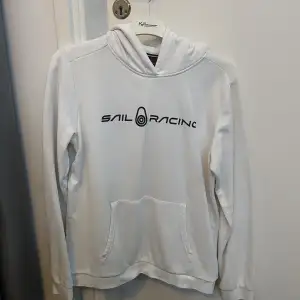 Jättefin vit sail racing hoodie, använder inte längre. Köpt på kidsofbrandstore. 170 storlek men passar som en Small skulle jag säga💕