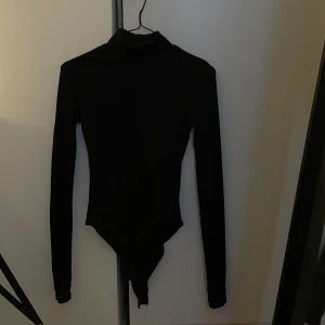 Ribbad body från H&M stl S - Ribbad body med turtle neck från H&M,stl S. Skriv privat för bild på☺️