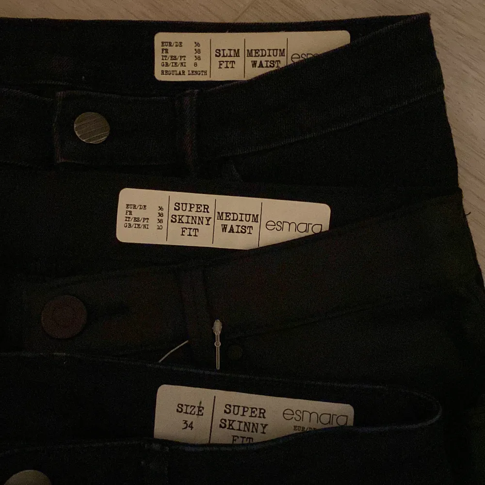 Säljer alla dessa tre, dem är alla i nytt skick och slim/skinny fit. Från esmara och i storlek 34/36🫶 39 kr st😽 Använder mig inte av ”köp nu” funktionen, om du är intresserad kontakta mig❤️. Jeans & Byxor.