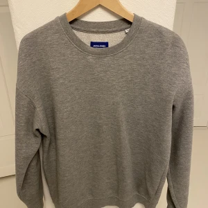 Sweatshirt från Jack and Jones - Snygg och skön grå sweatshirt från Jack and Jones. Köpt för 500kr mitt pris 150kr