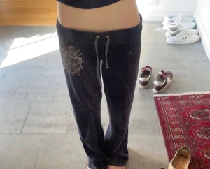 Juicy Couture byxor  - Sjukt fina vintage low waisted juicy byxorna. Säljer då de ej har kommit till användning. Dom är lite urtvättade men inget man märker av! Kontakta för direkt köp❤️
