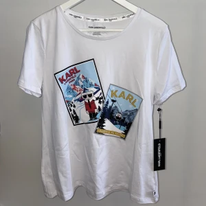 T-shirt med tryck, Karl Lagerfeld, skidtema - T-shirt med tryck från Karl Lagerfeld, med 3D material på slipsen. Helt ny, oanvänd med lappar kvar. Perfekt till afterski men funkar också till vardags.  Pris går att diskutera