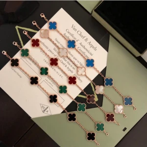 Van cleef armband  - Helt nya van cleef armband säljes, gjord av bra material. Rostfritt stål också såklart.   Hör av er vid funderingar! 