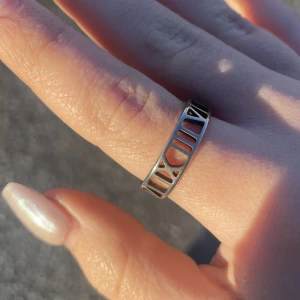 ring i rostfritt stål - ring i rostfritt stål med romerska siffror 🖤 endast testad, i storlek 1.9 cm i diameter