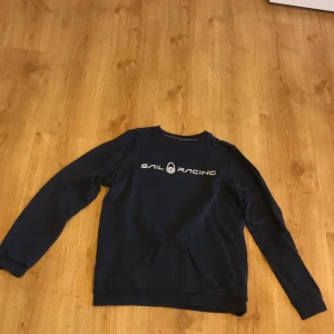 Sail Racing Sweatshirt  - Fin sweatshirt från Sail Racing.  Fin färg och passar till de flesta kläderna, framförallt väst.   Rekommenderas för killar men funkar för tjejer också. Storlek 170, vilket motsvarar xs-s.