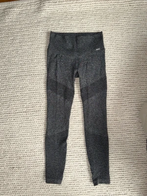 Aimn tights  - Aimn grey melage boost tights. Använda en gång därav nyskick. Storlek S. Skriv om ni undrar något. 