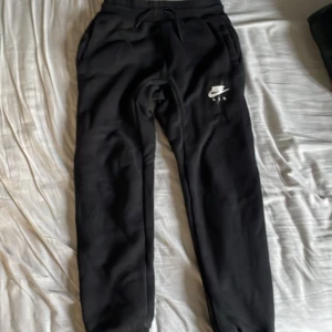 nike byxor barn - säljer mina nike byxor som jag har växt ur