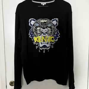 Kenzo tröja  - Kenzo tröja i väldigt bra skick 9/10. Säljs inte i affär längre. Storlek L Köptes för 2199 kr och jag säljer den för 900 kr. 