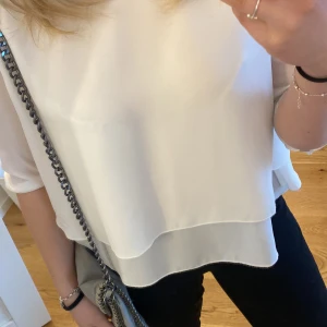 Blus  - Supersommrig vit blus, så så söt men har tyvärr vuxit ur den, då den blir för tight i armarna. Inga defekter 