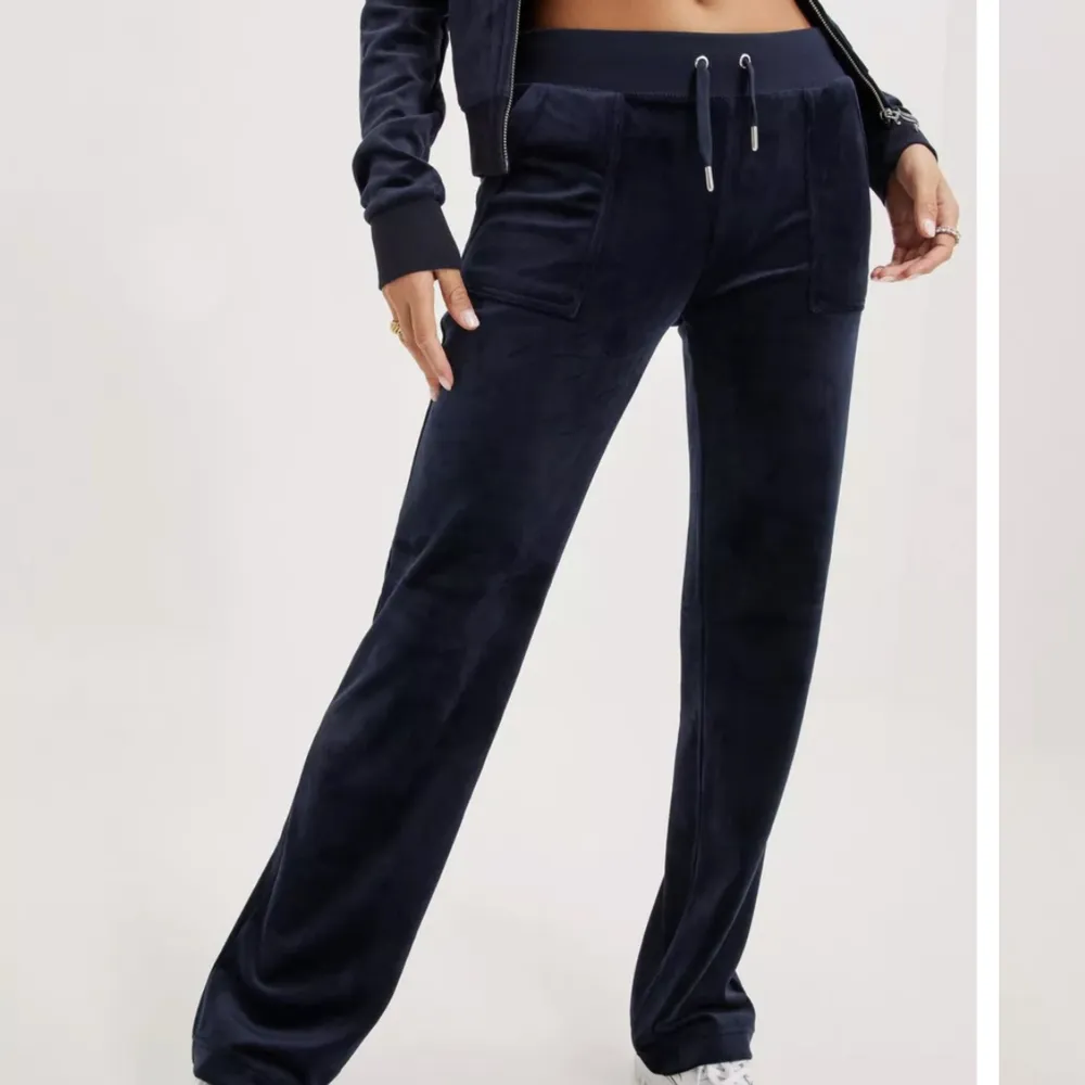 Juicy Couture byxor i mörk blå, köpta på Nelly.com. Använt 3 gånger.. Jeans & Byxor.