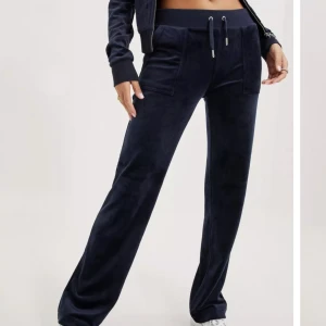 Juicy Couture - Juicy Couture byxor i mörk blå, köpta på Nelly.com. Använt 3 gånger.