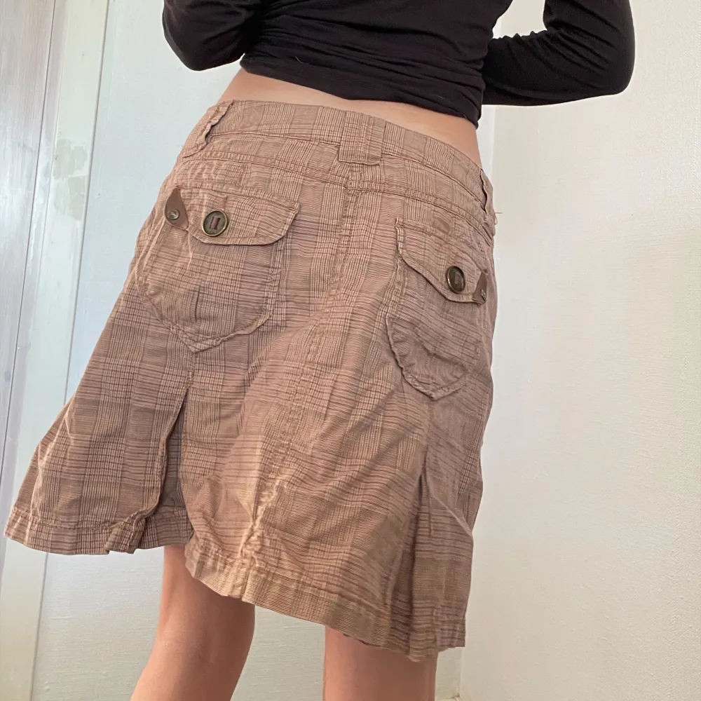 Häftig vintage kjol med fickor där bak! . Kjolar.