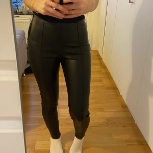 Skinnbyxor zara - Tajta skinnbyxor från Zara i storlek S. Endast använda 1 gång