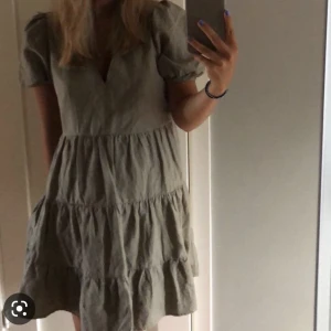 Zara klänning - En superfin grön klänning från Zara! Använd endast ett fåtal gånger, perfekt skick🤍