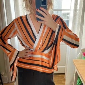 Blus - Superfin blus som en kan ha åt både hållen! Aldrig använd ☺️