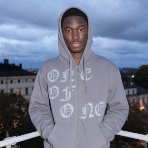 One Of One ziphoodie - Säljer den sjukt snygga hoodie från One Of One som tyvärr inte kommer till användning! Använt den max 5 gånger så alla rhinestones är kvar!  Brukar tvätta den i 30° och den är i nyskick!