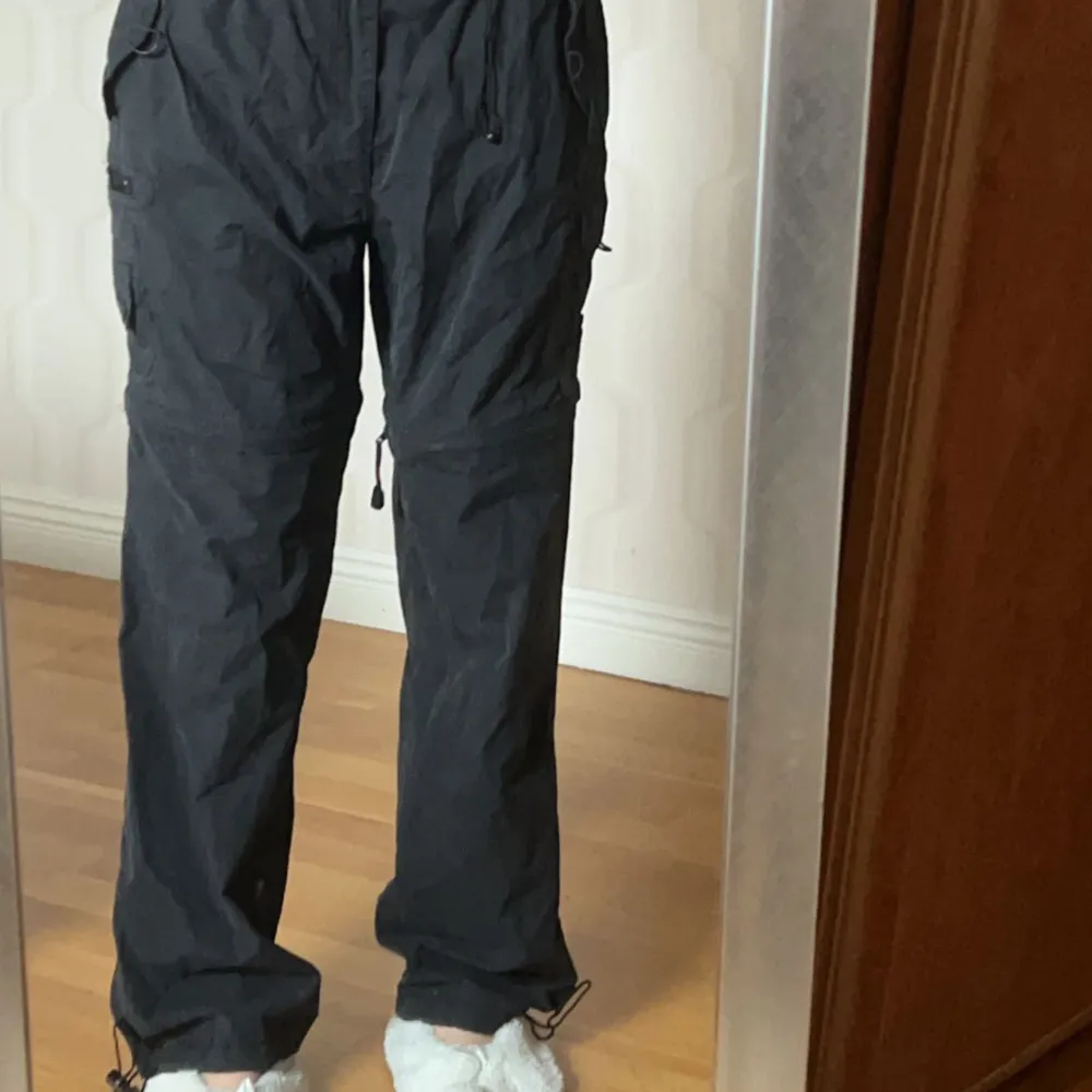 Svart/grå cargo byxor. Är 164cm och om man har de lågmidjat så passar de precis. Farkut & Housut.
