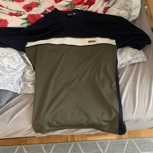 Hugo boss tröja - En tunn Hugo boss tröja, ej använd, storlek Large men passar mig som har S/M