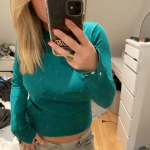 Långärmad ( är mer grön IRL) - Fint skick ( har även denna i röd om de finns intresse)  Från Lindex  Nypris ca 300kr 