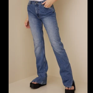 Jeans från Nelly  - Säljer dessa byxor från Nelly i 34 pågrund av att dom var för små. Beställde då en stolekstörre och sitter väldigt snyggt på mig som är lång. Helt oanvänd! 
