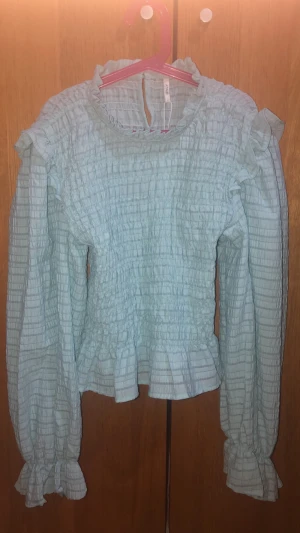 baby mint blus från ONLY - jätte söt oanvänd blus från ONLY som bara har prövats på en gång perfekt skick Ordinarie pris är 380kr. Säljer den för jag inte gillar croppade kläder🫶🏼Kostar mer med frakt