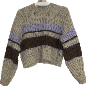 Stickad Tröja från Pull & Bear - Mysig och varm stickad tröja från Pull & Bear. Gråbeige med lila & bruna detaljer. Stl XS men sitter löst på mig som har stl M. Den kliar inte och är jättemjuk & stretchig 🧸 Vet inte om den är gjord av bomull/polyester. Frakt ingår ej i priset (LÄS BIO) 💞