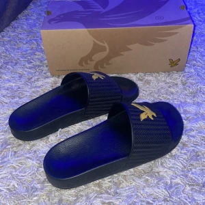 Lyle&scott tofflor - Ett par svarta Lyle&scott tofflor i Strlk 39(passar även 40) i nyskick! Använda en gång inomhus sen har dom bara stått i kartongen! Nypris runt 800! Skriv för frågor! Kan gå ner något i pris vid snabb affär!