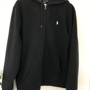 Ralph lauren tröja - En fin ralpgh lauren tröja i nyskick. Använd i 2 veckor men den var lite för stor för mig. Nypris 1825kr. Storlek L