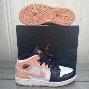 SÖKER JORDANS 1 MID CRIMSON TINT - Hej, jag söker Jordans 1 Crimson tint i storlek 36,7 eller 37. Helst från 800-110 