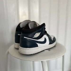 Jordans - Jordan 1 Dark Teal Mid 