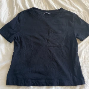 Zara tshirt - Säljer denna zara T-shirten som är i storlek s den är blandning av xs-s beroende på hur man vill att den ska sitta