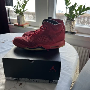 Jordan 5 retro red suede  - Jordan 5 röda skorna är i ett okej skick, de har blivit använda. Sulan har tappat mönster. Låda finns med. Pris går att diskutera.