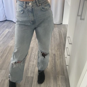 Jeans - Blå high waist jeans med hål i knäna från Gina Tricot, storlek 32💙 säljer för att den är för små för mig